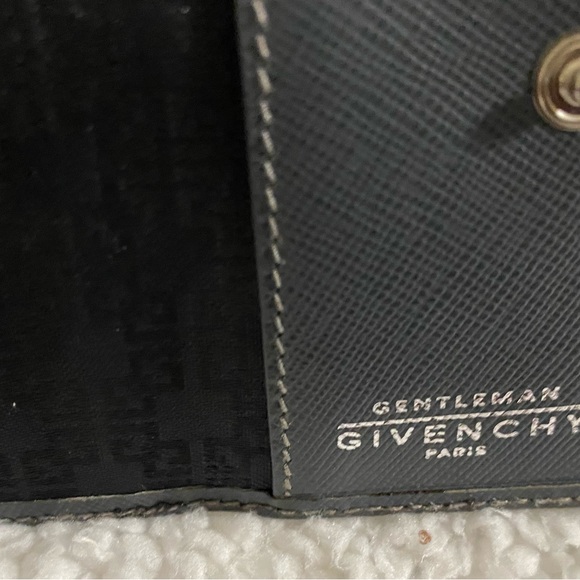 Givenchy Gray keycase with six key holders, excellent condition - Picture 7 of 10